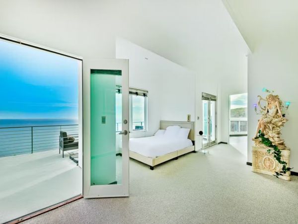 Ocean Views Five Bedroom Stunning Vacation Home in Malibu