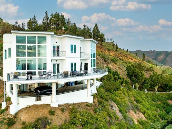 Ocean Views Five Bedroom Stunning Vacation Home in Malibu