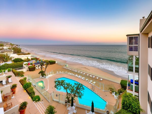 Luxury Oceanfront Malibu Vacation Condo Located On Beach