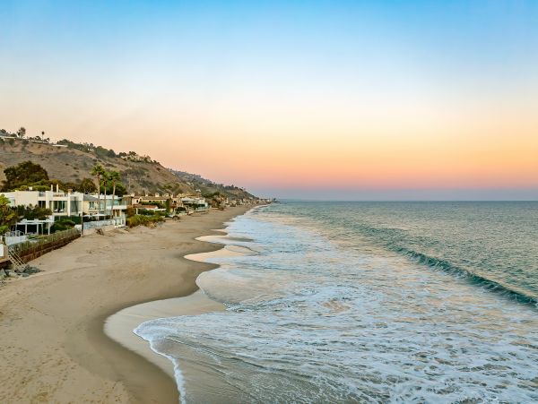 Luxury Oceanfront Malibu Vacation Condo Located On Beach