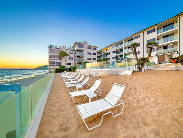 Luxury Oceanfront Malibu Vacation Condo Located On Beach