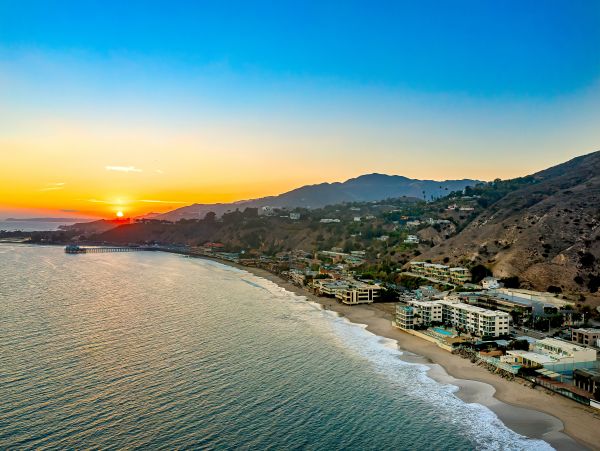 Luxury Oceanfront Malibu Vacation Condo Located On Beach