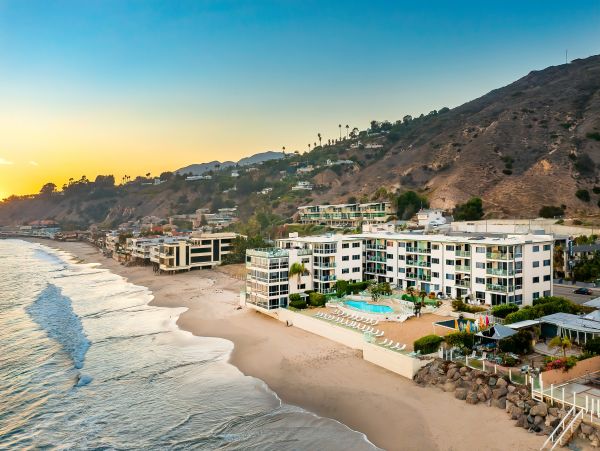 Luxury Oceanfront Malibu Vacation Condo Located On Beach