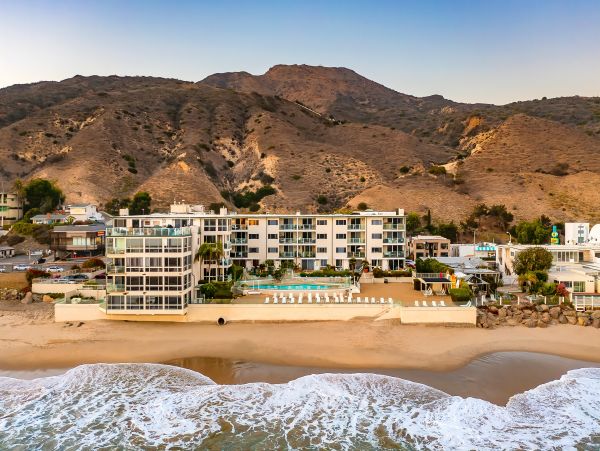 Luxury Oceanfront Malibu Vacation Condo Located On Beach