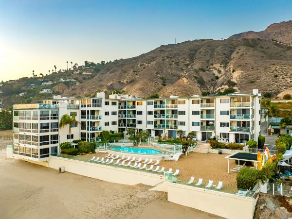 Luxury Oceanfront Malibu Vacation Condo Located On Beach