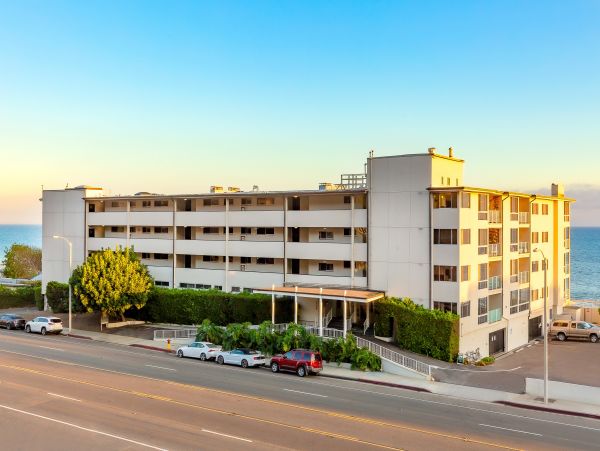 Luxury Oceanfront Malibu Vacation Condo Located On Beach