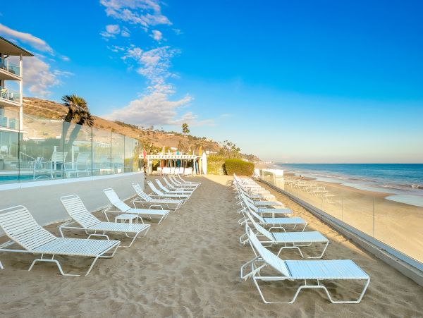 Luxury Oceanfront Malibu Vacation Condo Located On Beach