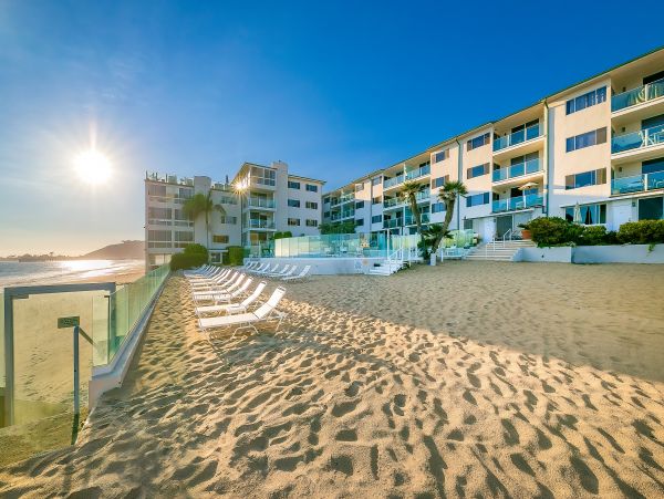 Luxury Oceanfront Malibu Vacation Condo Located On Beach