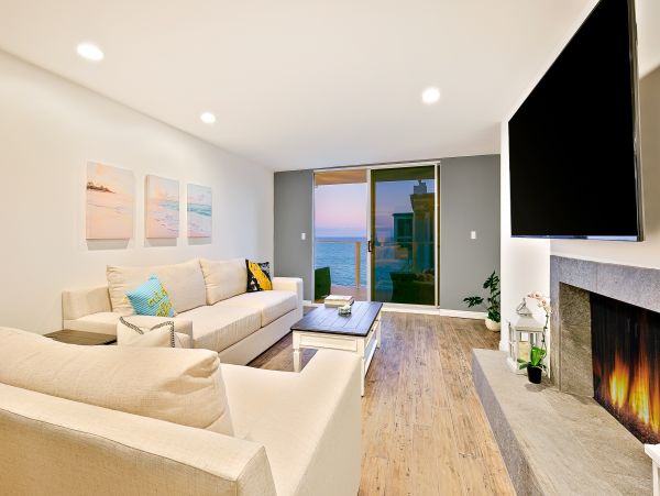 Luxury Oceanfront Malibu Vacation Condo Located On Beach