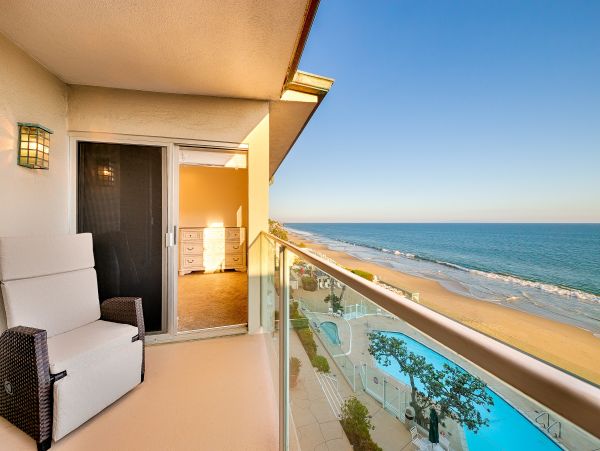 Luxury Oceanfront Malibu Vacation Condo Located On Beach