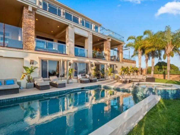 Luxurious 6 Bedroom Vacation Home in Malibu Sleeps 12 Guests