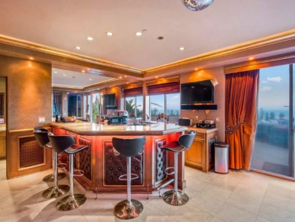 Luxurious 6 Bedroom Vacation Home in Malibu Sleeps 12 Guests