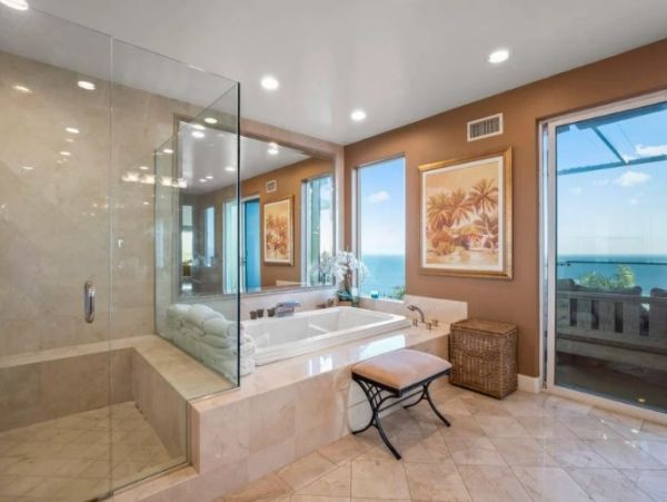 Luxurious 6 Bedroom Vacation Home in Malibu Sleeps 12 Guests
