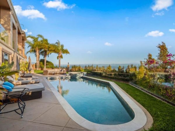 Luxurious 6 Bedroom Vacation Home in Malibu Sleeps 12 Guests