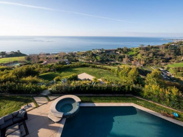 Luxurious 6 Bedroom Vacation Home in Malibu Sleeps 12 Guests