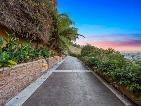 Luxurious 6 Bedroom Vacation Home in Malibu Sleeps 12 Guests