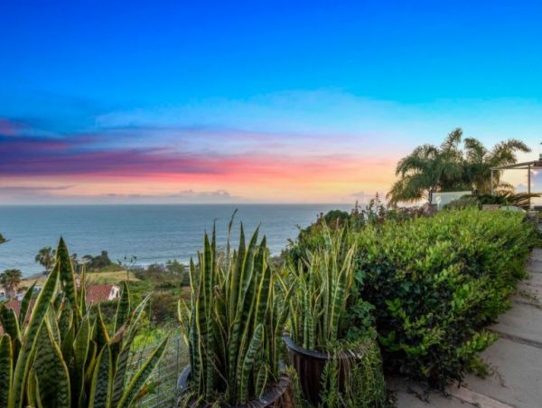 Luxurious 6 Bedroom Vacation Home in Malibu Sleeps 12 Guests