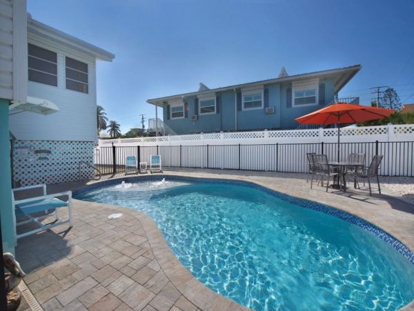 Fort Myers Beach Charming Fourplex Rental Steps to Beach