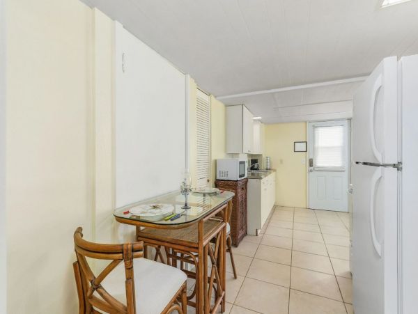 Fort Myers Beach Charming Fourplex Rental Steps to Beach