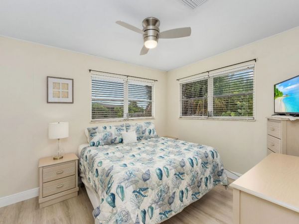 Fort Myers Beach Charming Fourplex Rental Steps to Beach