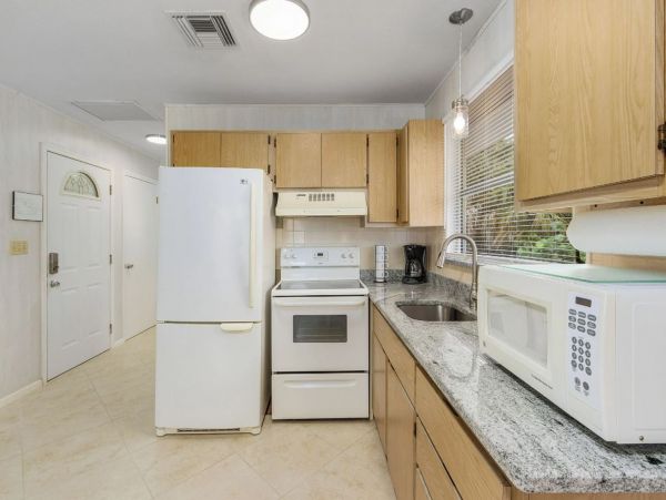 Fort Myers Beach Charming Fourplex Rental Steps to Beach