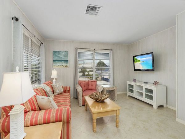 Fort Myers Beach Charming Fourplex Rental Steps to Beach