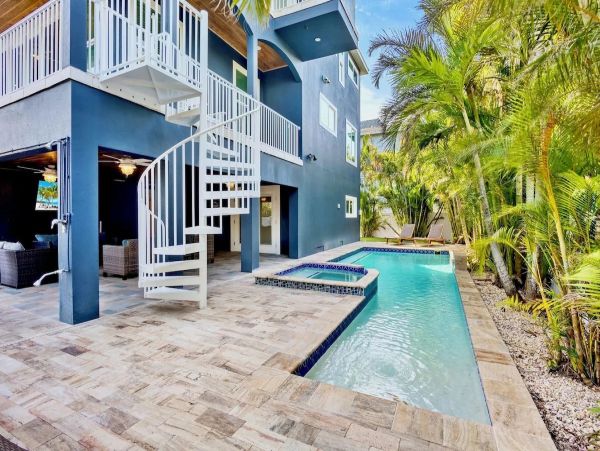 Holmes Beach Luxury Six Bedroom Villa