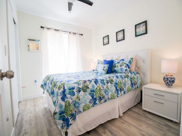 Sarasota 3 Bedroom Home with Caged Pool Sleeps 8 Guests