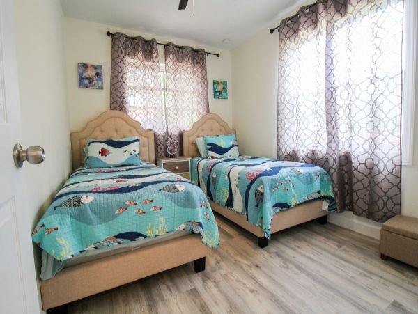 Sarasota 3 Bedroom Home with Caged Pool Sleeps 8 Guests