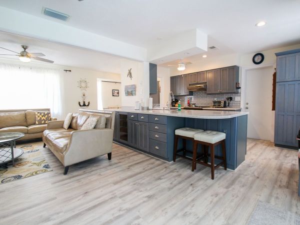 Sarasota 3 Bedroom Home with Caged Pool Sleeps 8 Guests