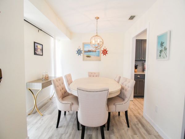 Sarasota 3 Bedroom Home with Caged Pool Sleeps 8 Guests