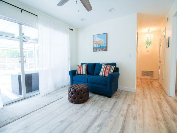 Sarasota 3 Bedroom Home with Caged Pool Sleeps 8 Guests