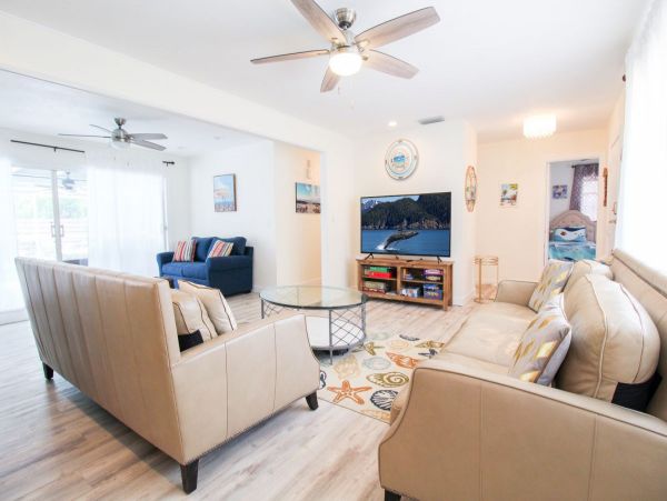 Sarasota 3 Bedroom Home with Caged Pool Sleeps 8 Guests