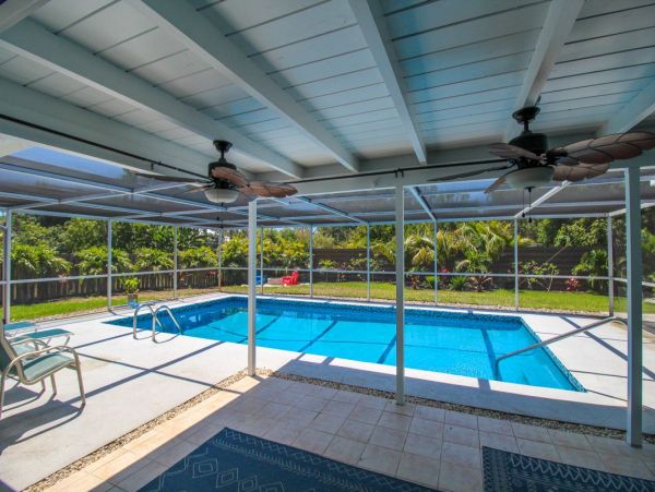 Sarasota 3 Bedroom Home with Caged Pool Sleeps 8 Guests