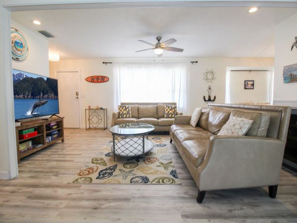 Sarasota 3 Bedroom Home with Caged Pool Sleeps 8 Guests