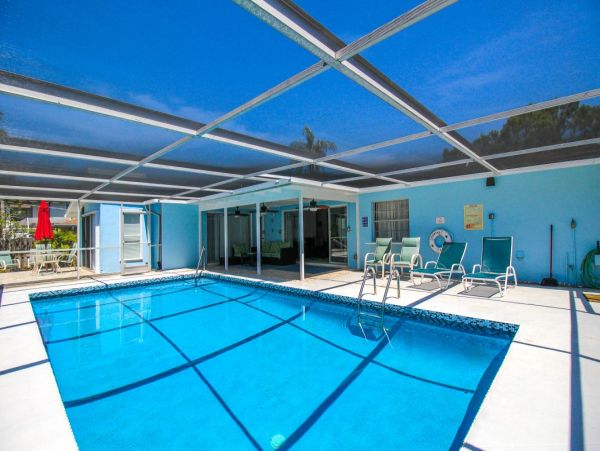 Sarasota 3 Bedroom Home with Caged Pool Sleeps 8 Guests