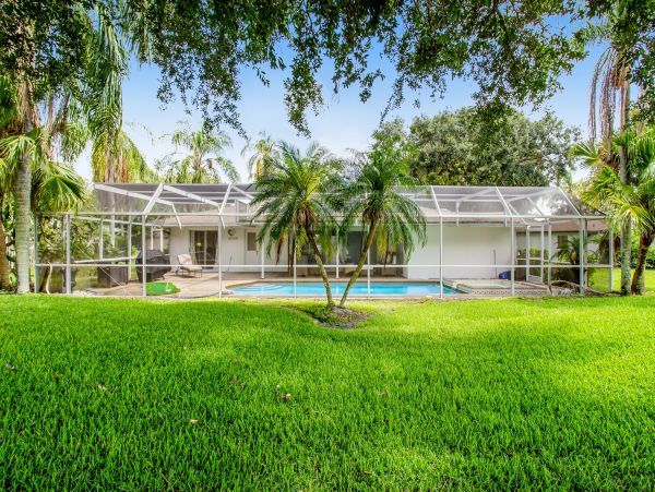 Sarasota Vacation Pool Home Two Bedrooms Sleeps 4 Guests