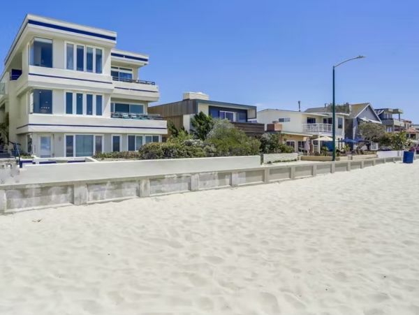 Four Bedroom Oceanfront Beach Rental in Mission Beach