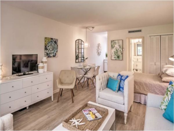 Walk to Beach Naples Vacation Studio With Communal Pool