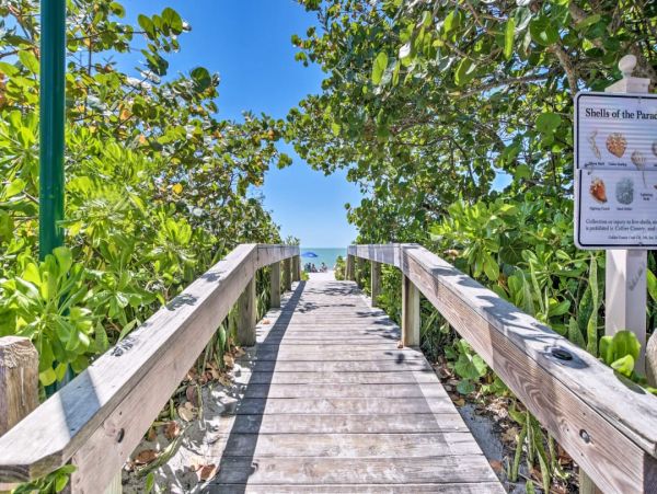 Walk to Beach Naples Vacation Studio With Communal Pool