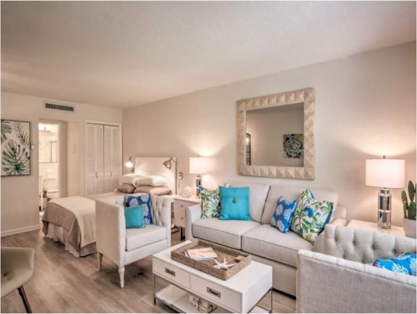 Walk to Beach Naples Vacation Studio With Communal Pool