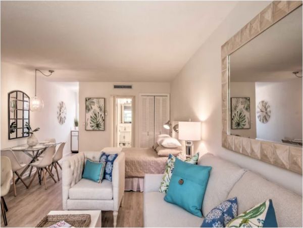 Walk to Beach Naples Vacation Studio With Communal Pool