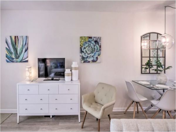 Walk to Beach Naples Vacation Studio With Communal Pool