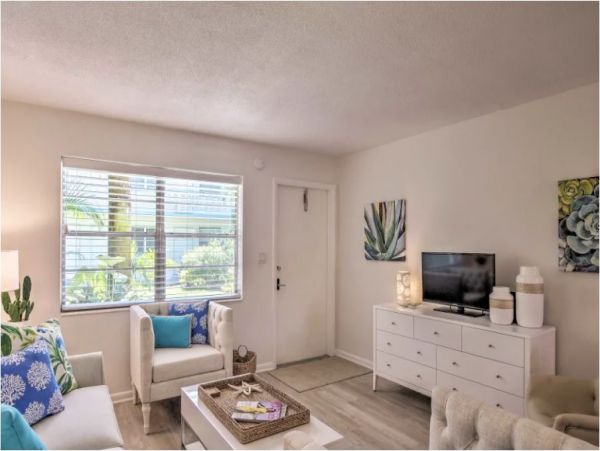 Walk to Beach Naples Vacation Studio With Communal Pool
