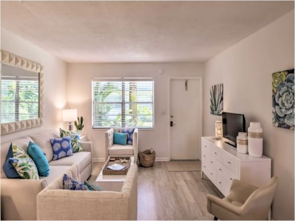 Walk to Beach Naples Vacation Studio With Communal Pool