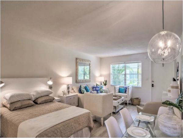 Walk to Beach Naples Vacation Studio With Communal Pool