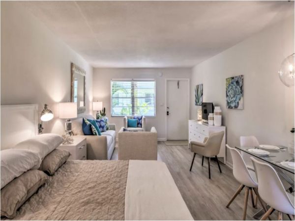 Walk to Beach Naples Vacation Studio With Communal Pool