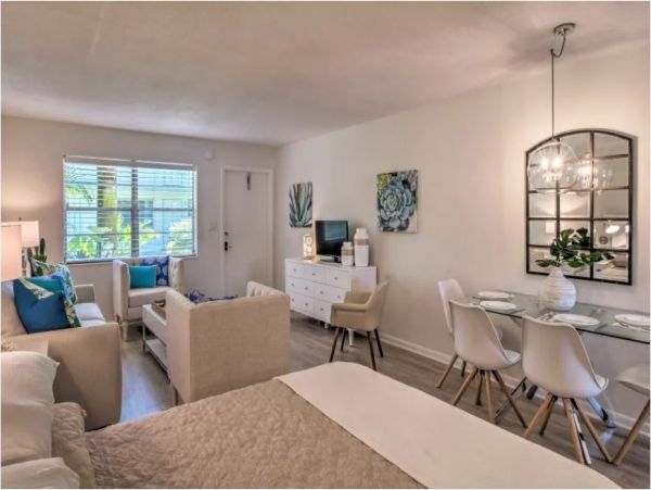 Walk to Beach Naples Vacation Studio With Communal Pool