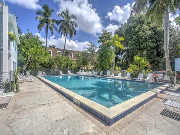 Walk to Beach Naples Vacation Studio With Communal Pool