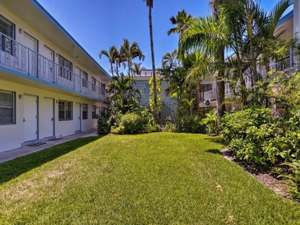 Walk to Beach Naples Vacation Studio With Communal Pool